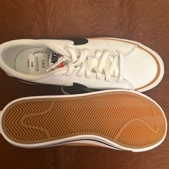 **** KIDS 5 WOMEN’S 7 *****
New Nike white AB’s - Picture 4 of 4